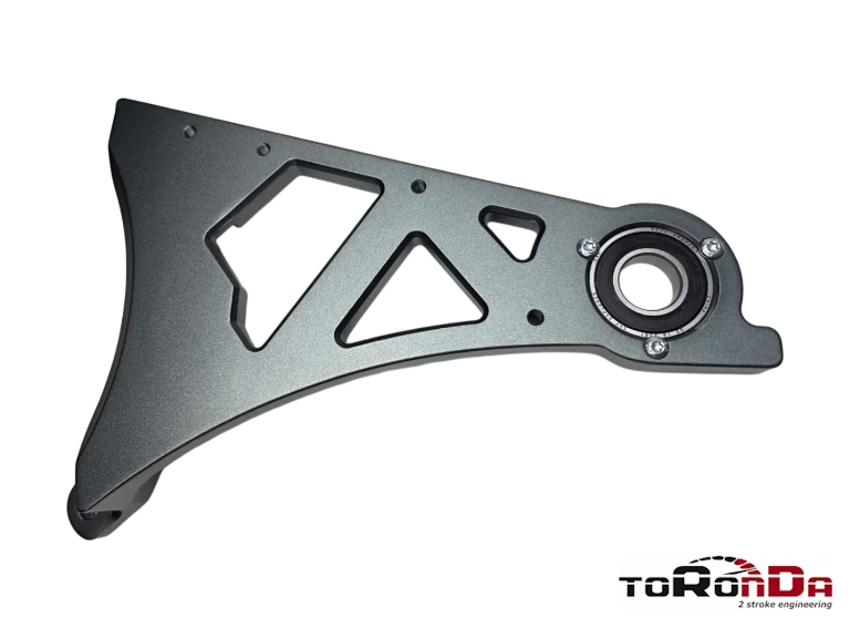Detail achterzijde rode Toronda Brace - Grijs Lager passing en CNC afwerking
